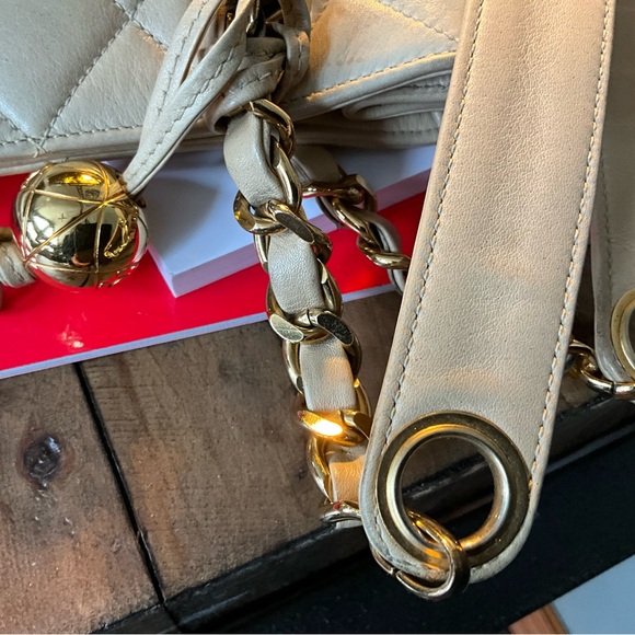 CHANEL Beautiful Quilted Vintage Tote Chain-Leather straps Tan Gold Bag Charm - Picture 6 of 13